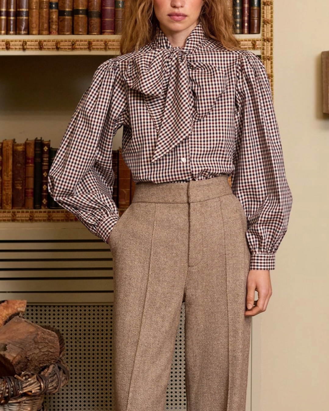 Chemise Fairytale Merci Paris à motif vichy marron et blanc avec manches bouffantes et nœud élégant à l'encolure