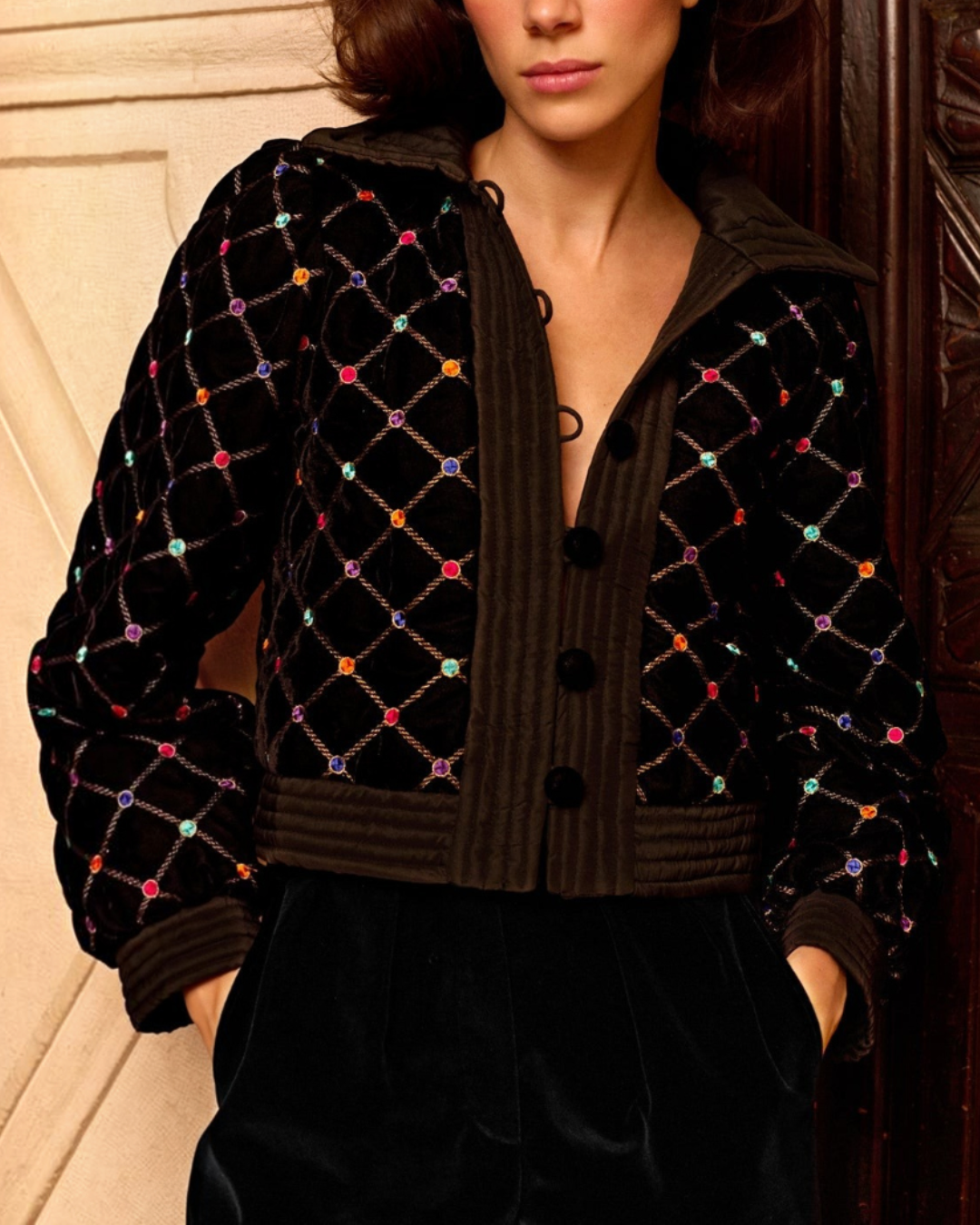Veste Jaipur noire Merci Paris en velours texturé avec motifs géométriques colorés portée par une femme