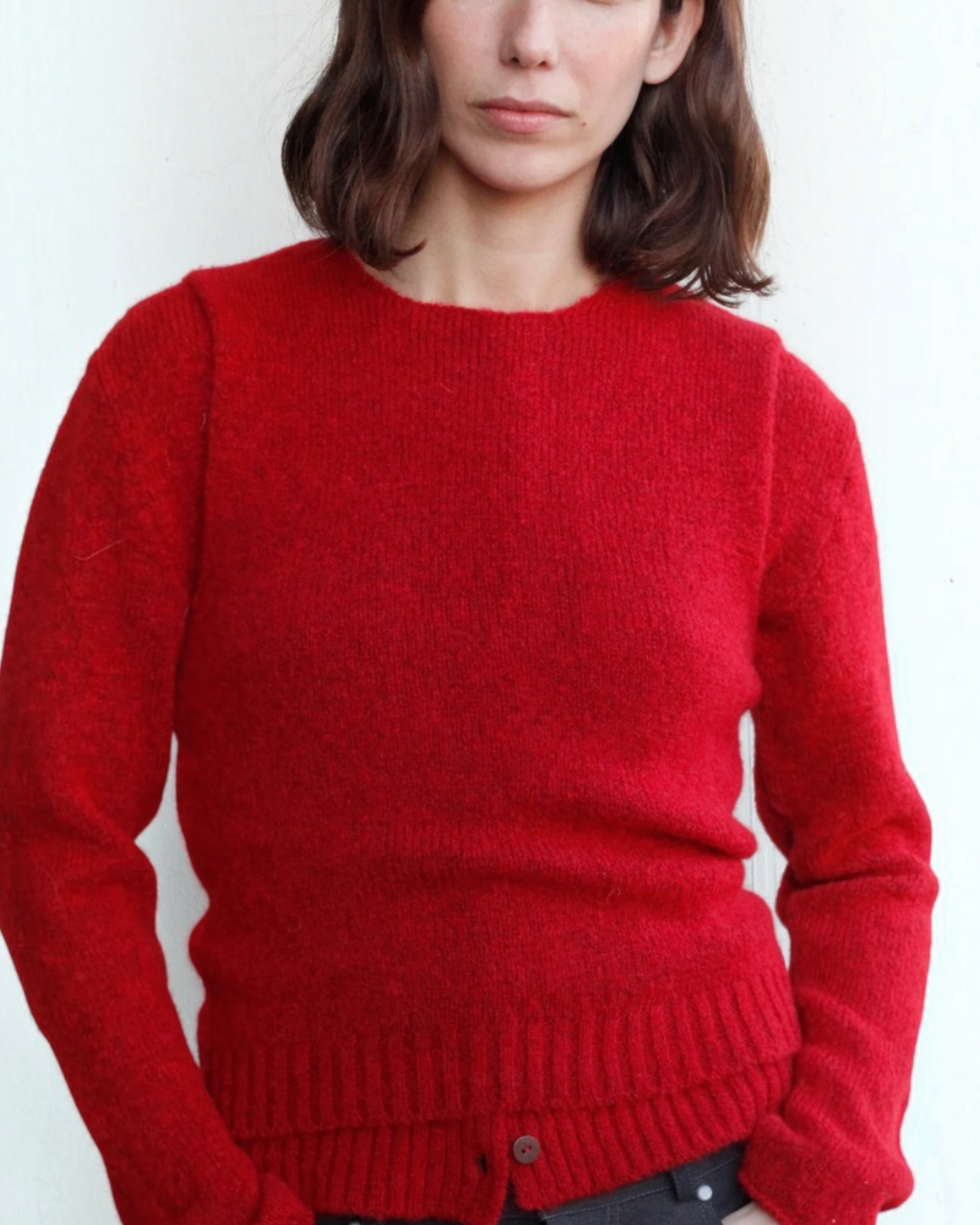 Pull sans manches rouge Merci Paris Lima en maille douce d'alpaga et laine porté par une femme sur fond blanc