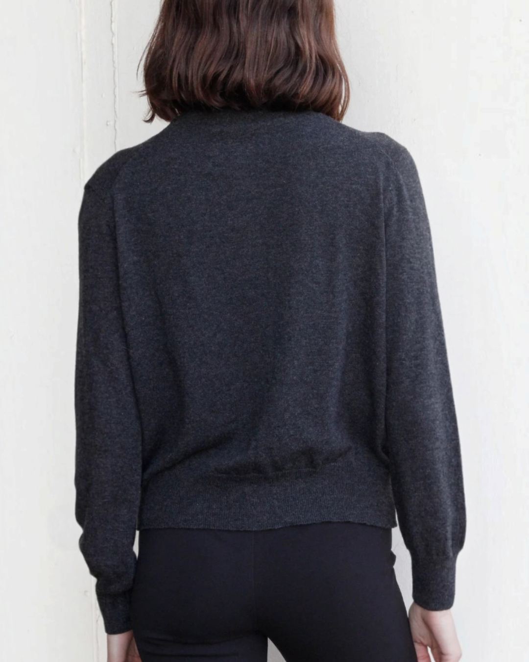 Vue arrière du gilet gris Abstract de Merci Paris en maille douce avec col montant et finitions côtelées