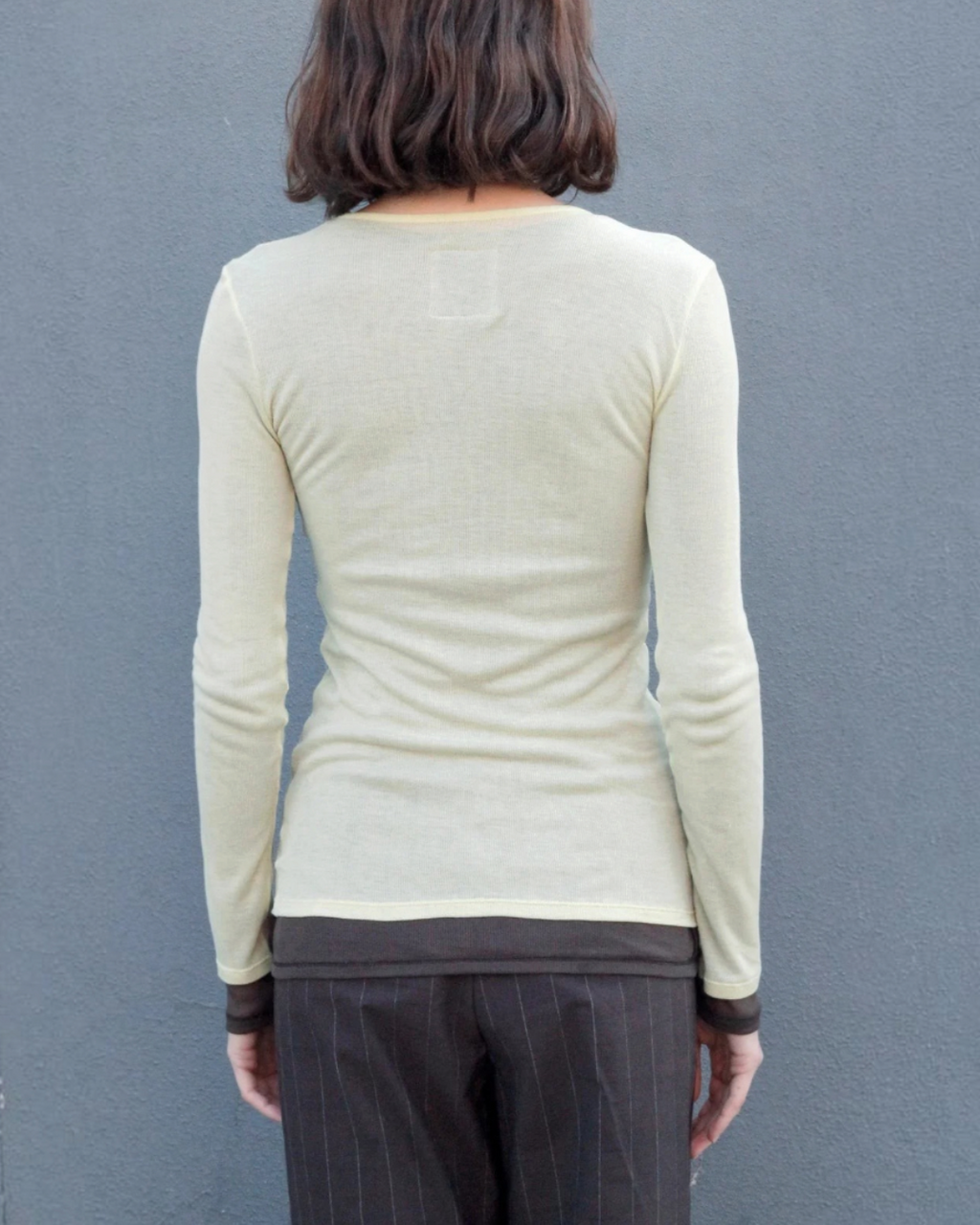 Vue de dos du haut réversible Merci Paris Blacktogrey Hamburg en Tencel vert clair, coupe ajustée à manches longues.