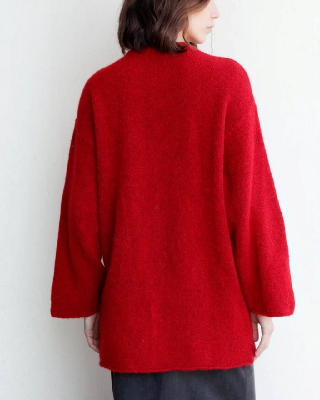 Vue arrière du pull Vessel rouge Merci Paris en maille douce avec coupe oversize et épaules tombantes