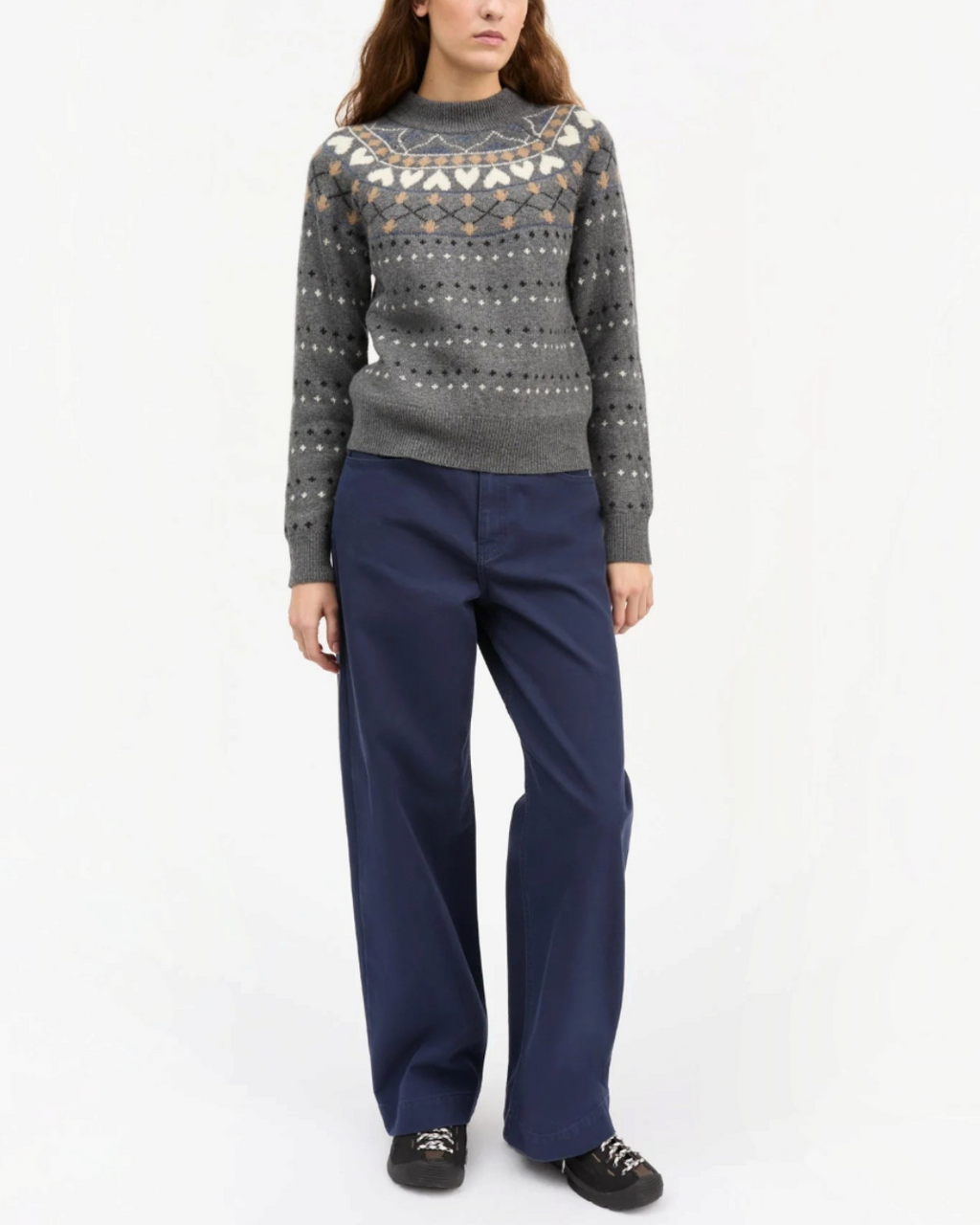 Modèle portant le pull Misty en laine mérinos recyclée gris à motif jacquard de la marque Merci Paris