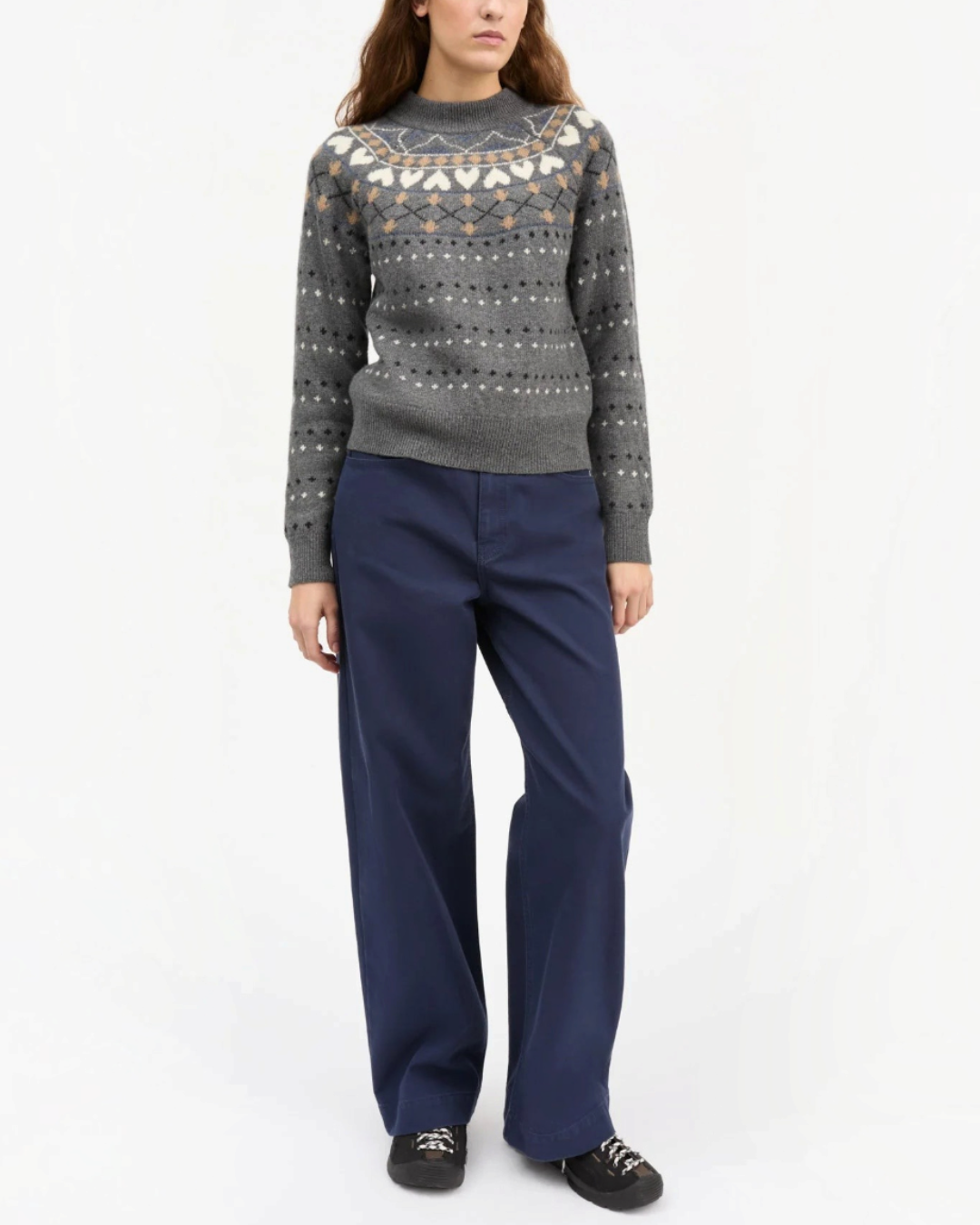 Modèle portant le pull Misty en laine mérinos recyclée gris à motif jacquard de la marque Merci Paris