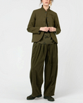 Modèle portant une veste courte Merci Paris Apuntob vert militaire à col montant et boutons ton sur ton