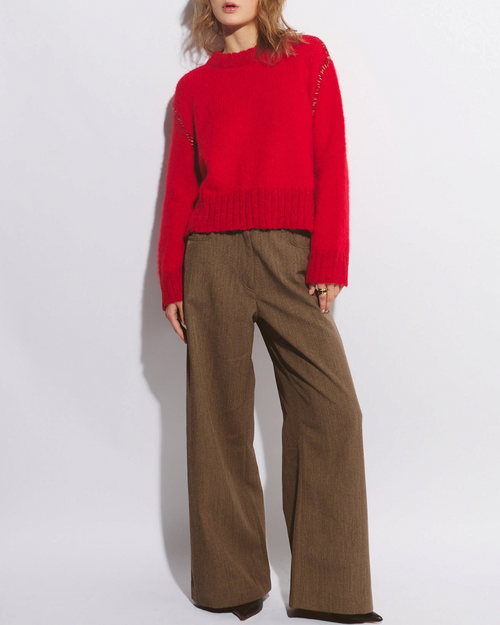 Modèle portant le pull Passy rouge en laine d'alpaga brossée de Merci Paris avec des broderies artisanales