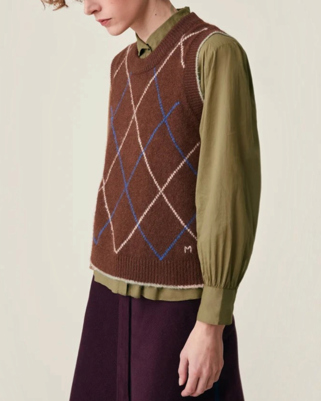 Pull sans manches Moismont Eddy en maille d'alpaga marron à motif losanges arlequin et broderie M chez Merci Paris