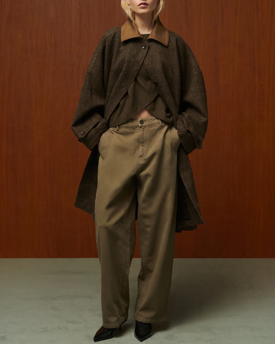 Manteau John Merci Paris par Belle Pièce en laine vierge à chevrons couleur honey avec col contrastant uni