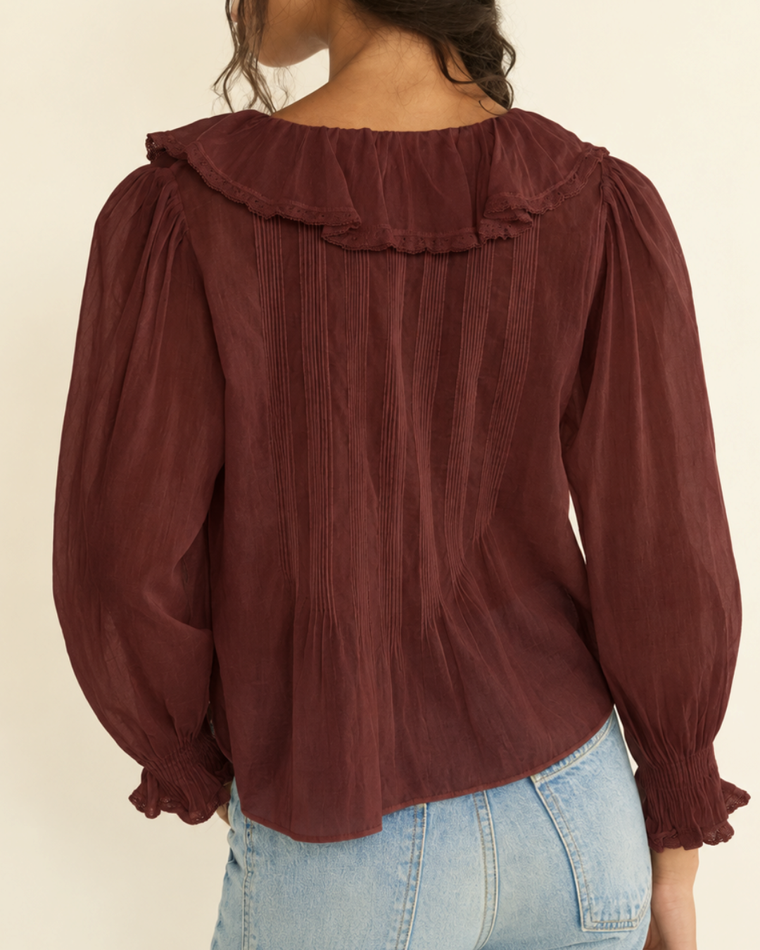 Back view of blouse Merci Paris Dôen Hardy red in cotton voile with ruffled collar and puffed sleeves