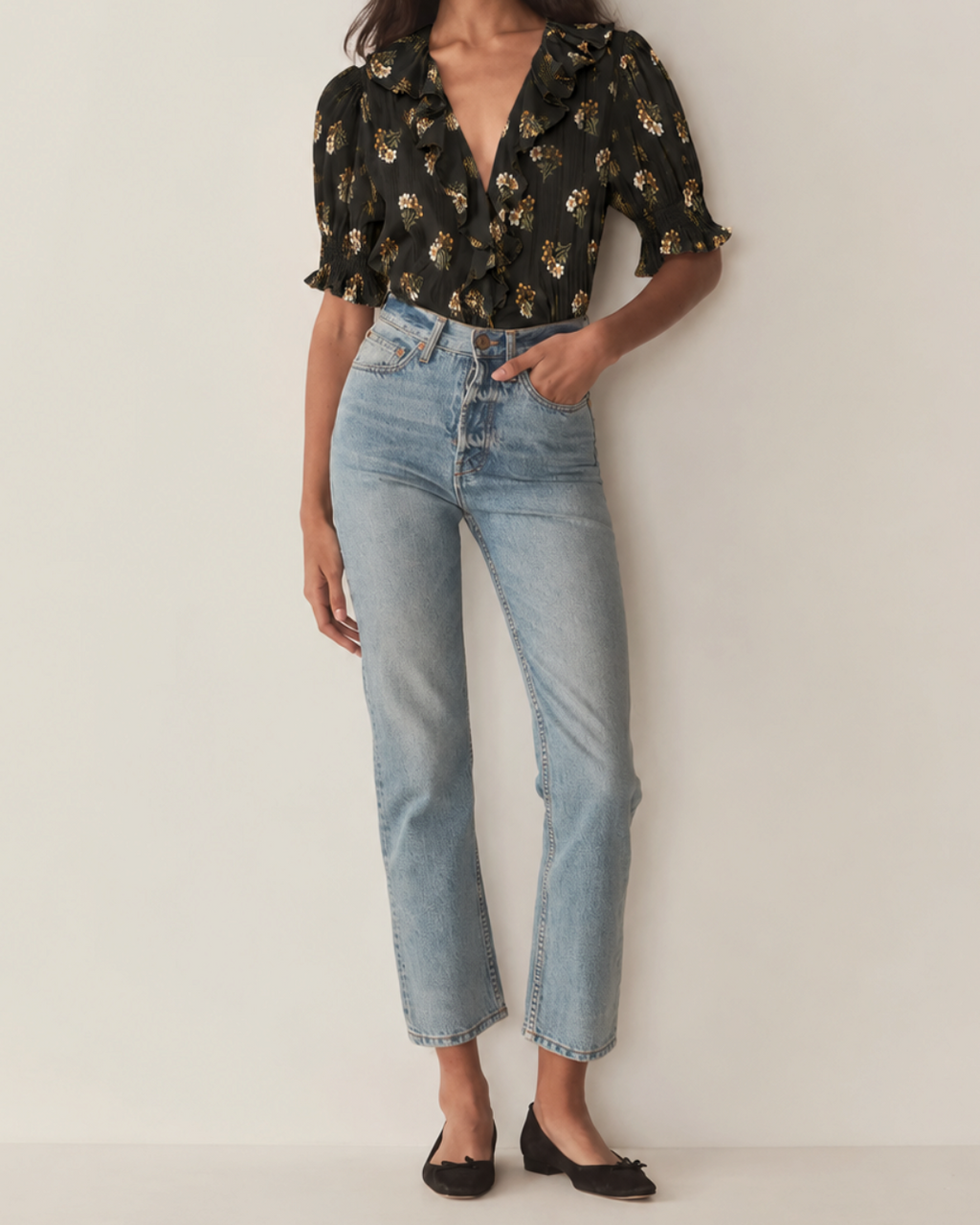 Blouse Merci Paris Dôen Black Henri in organic cotton with lace ruffles and puff sleeves worn