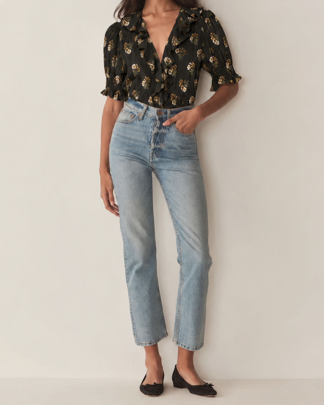 Blouse Merci Paris Dôen Black Henri in organic cotton with lace ruffles and puff sleeves worn