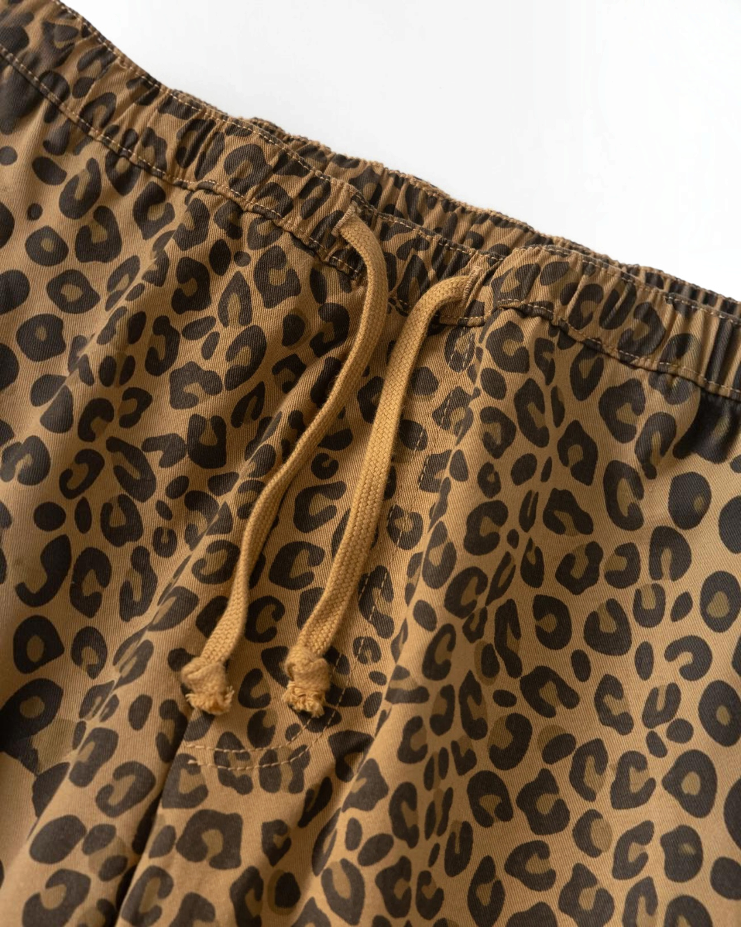 Pantalon de chef Merci Paris en sergé de coton biologique à motif léopard avec taille élastique et cordon de serrage
