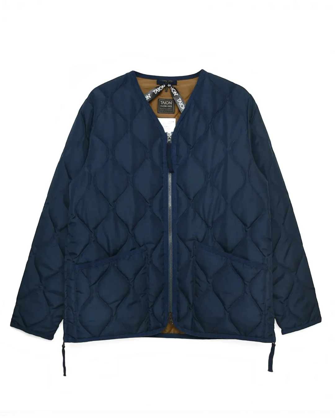 Veste matelassée Merci Paris Taion bleu marine à col en V, fermeture zippée et motif onion quilt en tissu ripstop