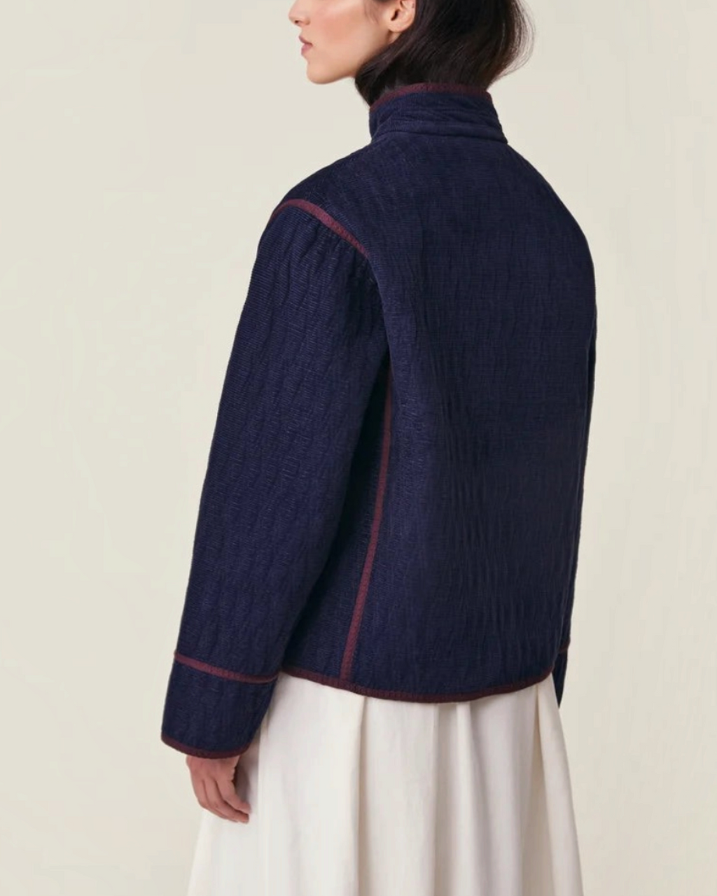 Veste Marianne Merci Paris en velours de coton bleu marine avec passepoil contrastant bordeaux, vue de dos