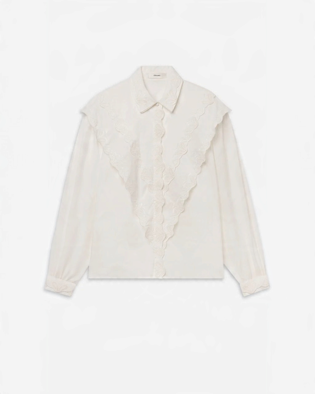 Chemise blanche en voile de coton Merci Paris Frame avec broderies festonnées et manches froncées style équestre