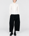 Modèle portant la chemise blanche ELEPH Happy en coton avec col volanté, disponible chez Merci Paris