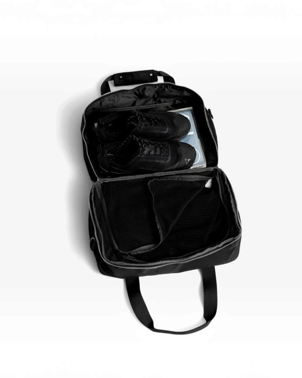 Sac de voyage Merci Paris AY Studios 18L noir en nylon recyclé ouvert avec compartiment pour chaussures