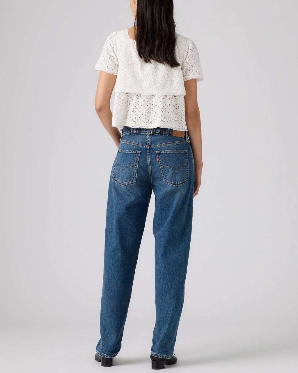 Vue arrière du jean Levi's Loose Taper bleu en coton porté par une femme avec un haut blanc Merci Paris