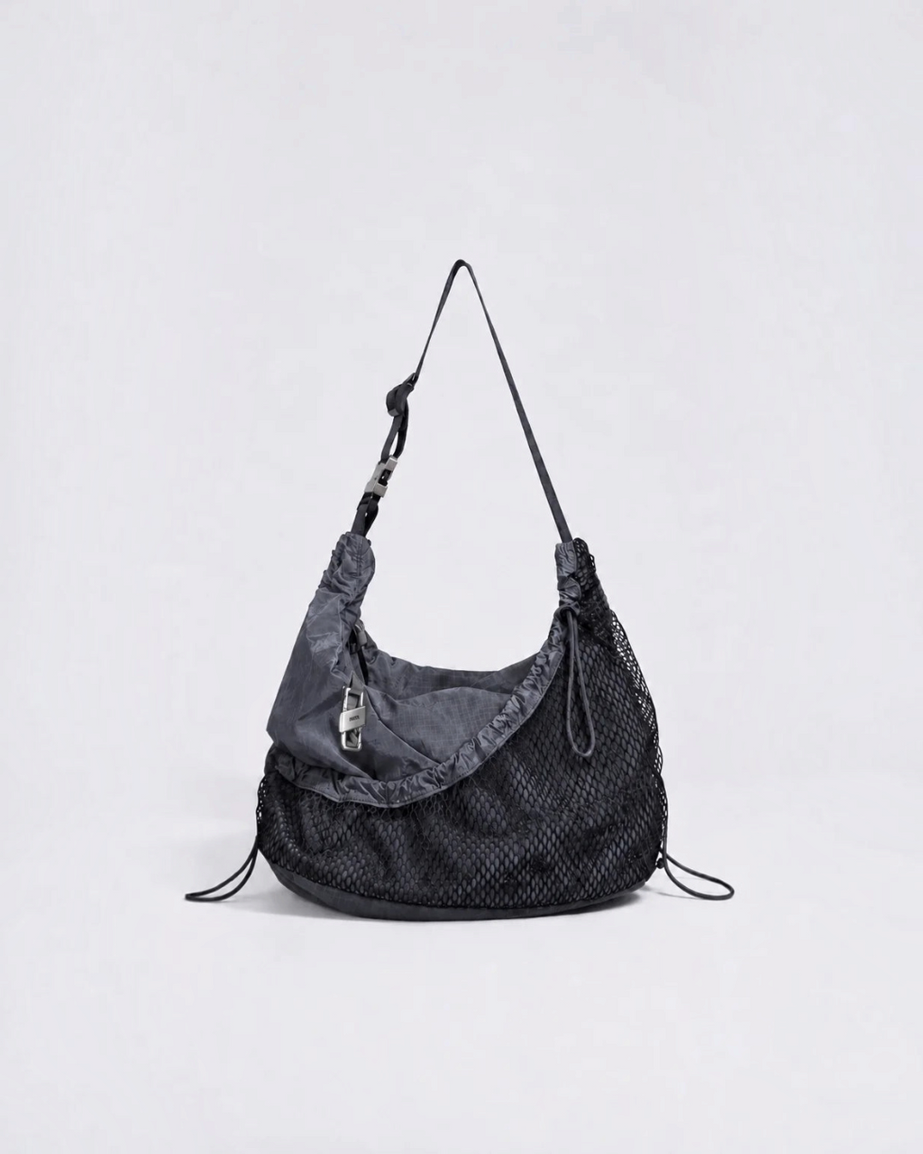 Sac bandoulière Merci Paris ARCS Hey gris en nylon ripstop avec empiècement en mesh noir et mousqueton signature