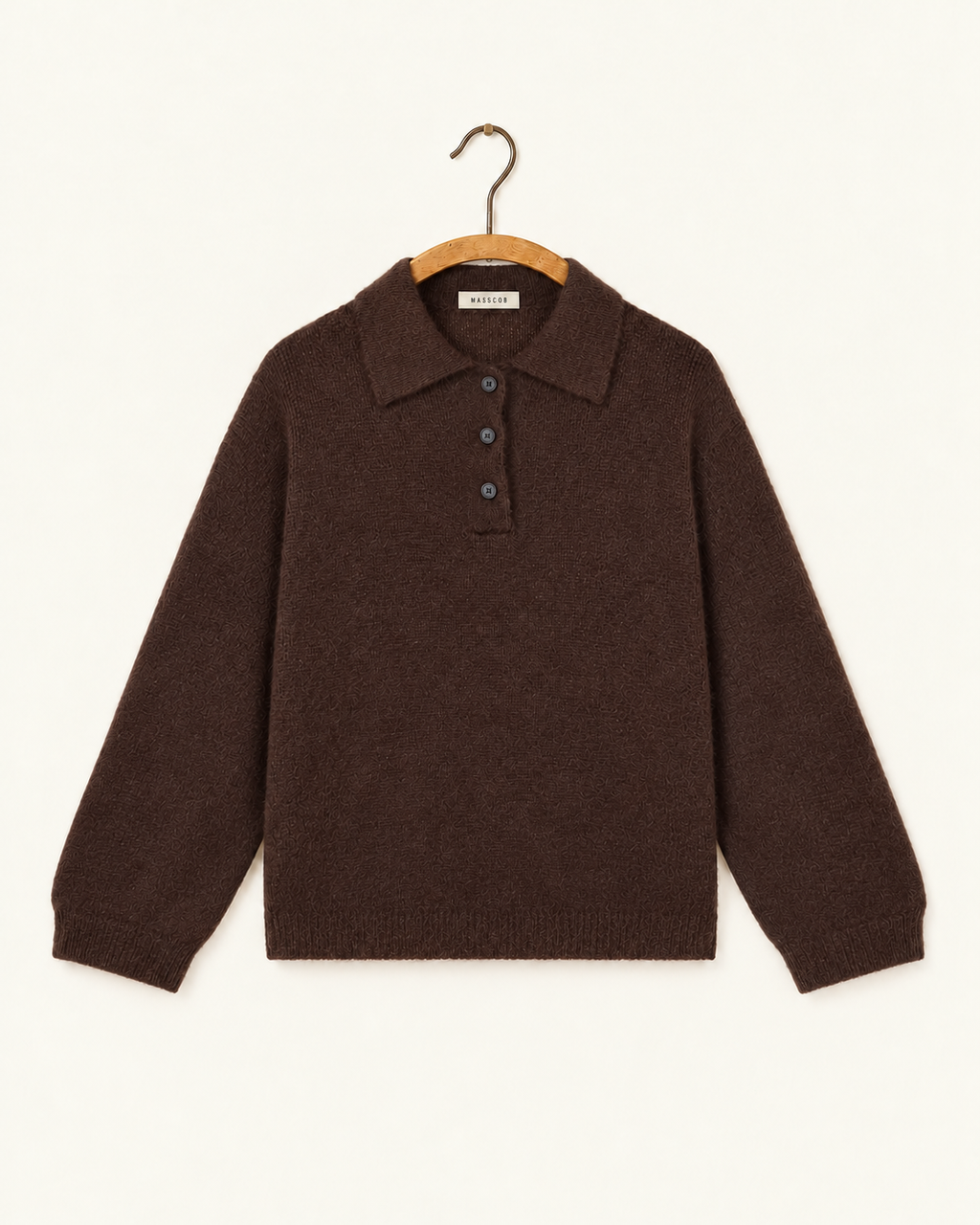 Masscob - Polo Kaely marron sur cintre en bois, étiquette Masscob