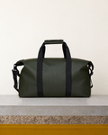 Rains - Sac Hilo Weekend Bag W3 - Vert – Vue sur banc