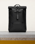 Rains - Sac À Dos Rolltop Rucksack - Noir – Vue sur banc