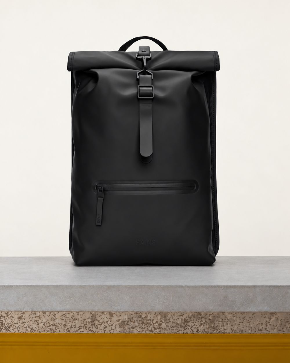 Rains - Sac À Dos Rolltop Rucksack - Noir – Vue sur banc