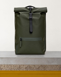 Rains - Sac À Dos Rolltop Rucksack - Vert – Vue sur banc