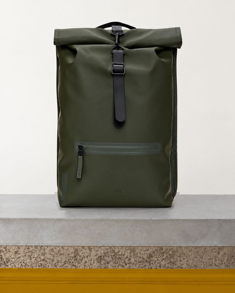 Rains - Sac À Dos Rolltop Rucksack - Vert – Vue sur banc