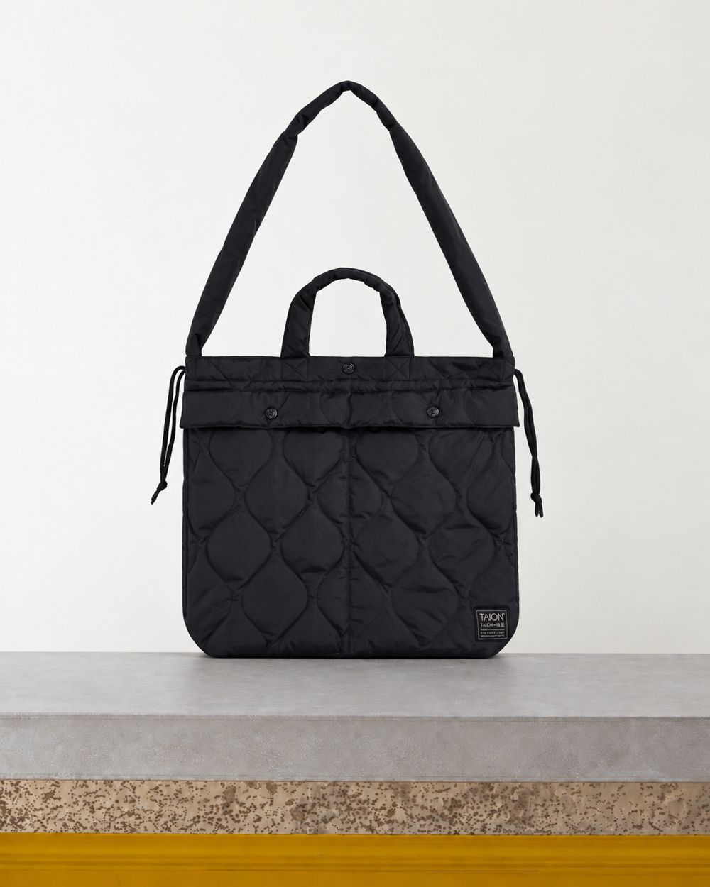 Taion - Sac militaire - Noir – Vue sur banc