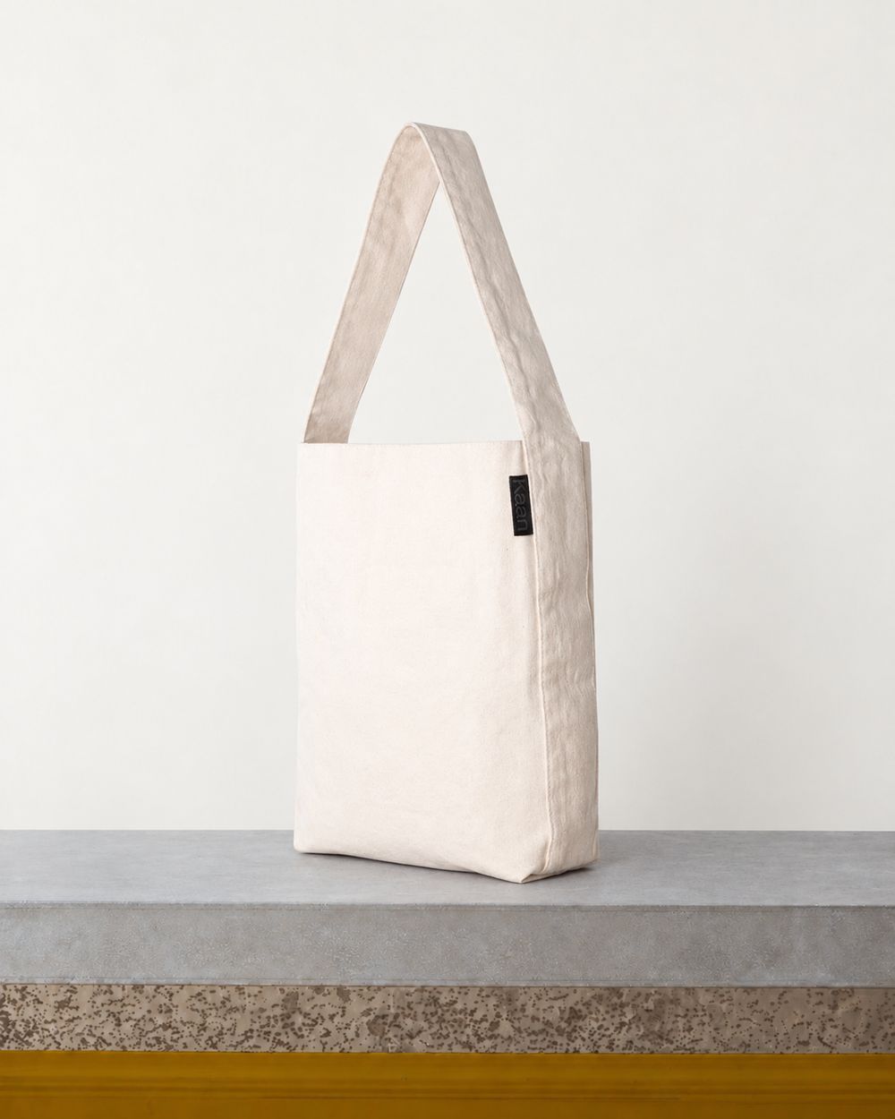 Kaan - Sac Midi Bucket Tote - Naturel – Vue sur banc