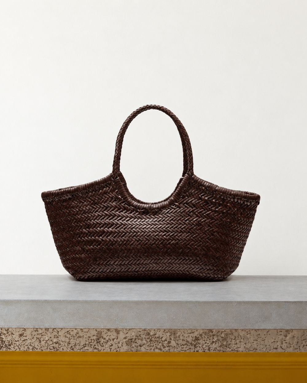 Dragon Diffusion - Sac Nantucket Basket Big - Marron Foncé – Vue sur banc