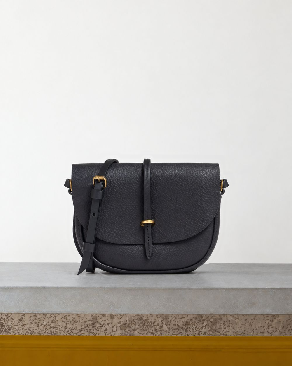 Bleu De Chauffe - Sac Mini Java Postier - Noir – Vue sur banc