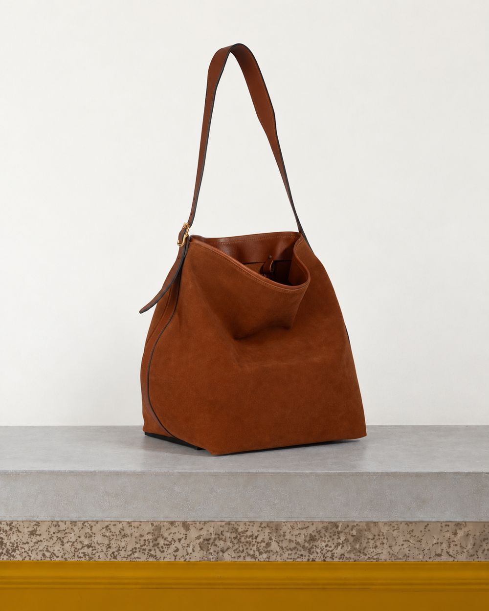 Bleu De Chauffe - Sac Seau Sofia - Brun Fauve – Vue sur banc