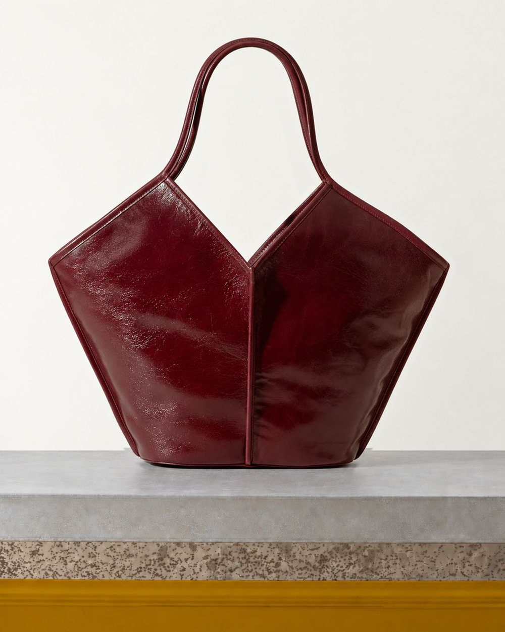 Hereu - Sac Calella Distressed En Cuir - Bordeaux – Vue sur banc