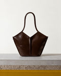 Hereu - Sac Calella S En Cuir - Marron Foncé – Vue sur banc