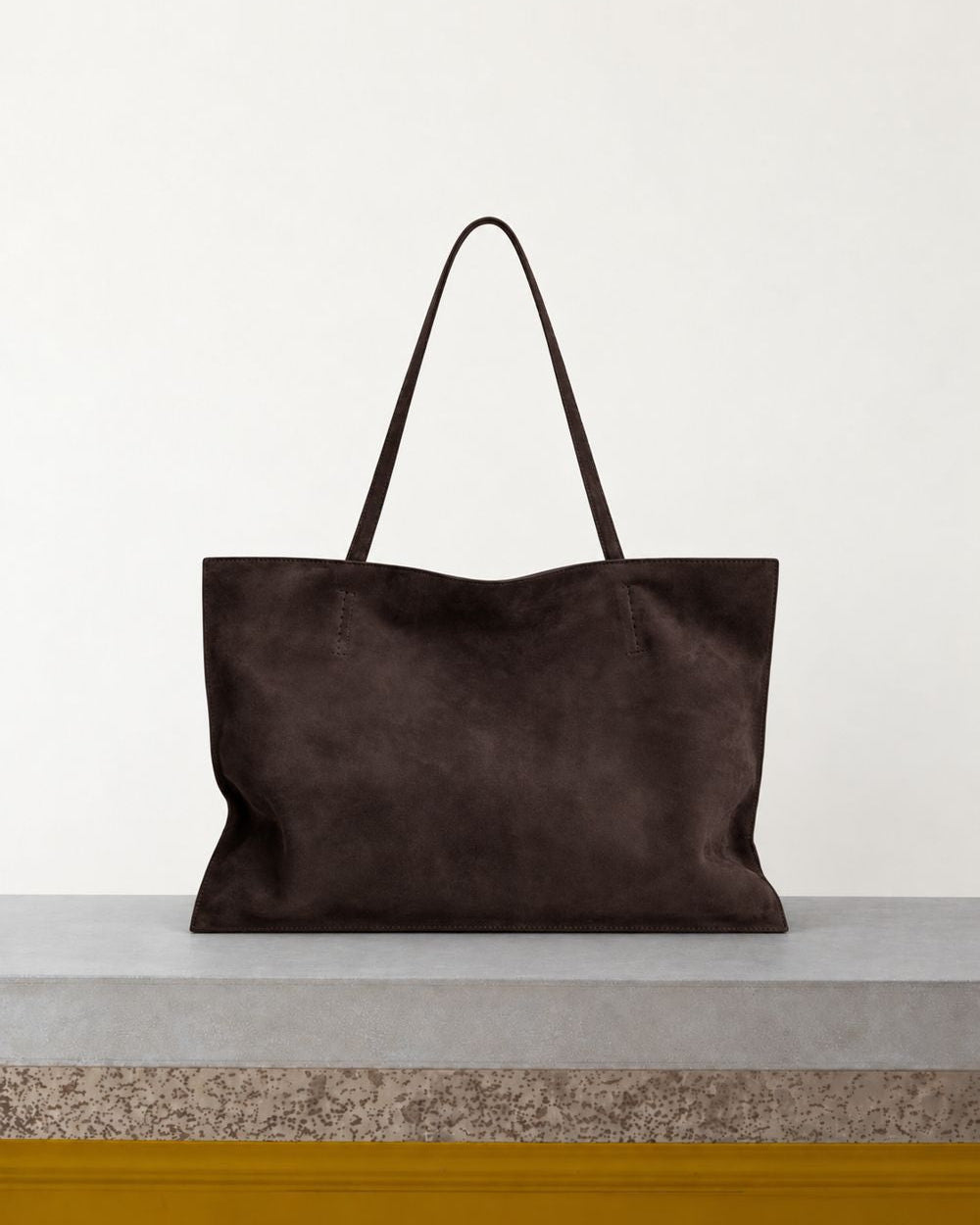 Maeden - Sac Yumi Sling Nubuck - Marron – Vue sur banc