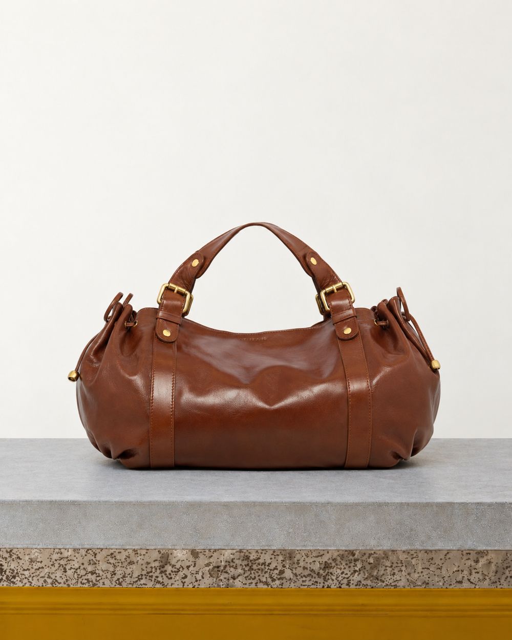 Gerard Darel - Sac À Main En Cuir Effet Froissé 24H - Caramel – Vue sur banc