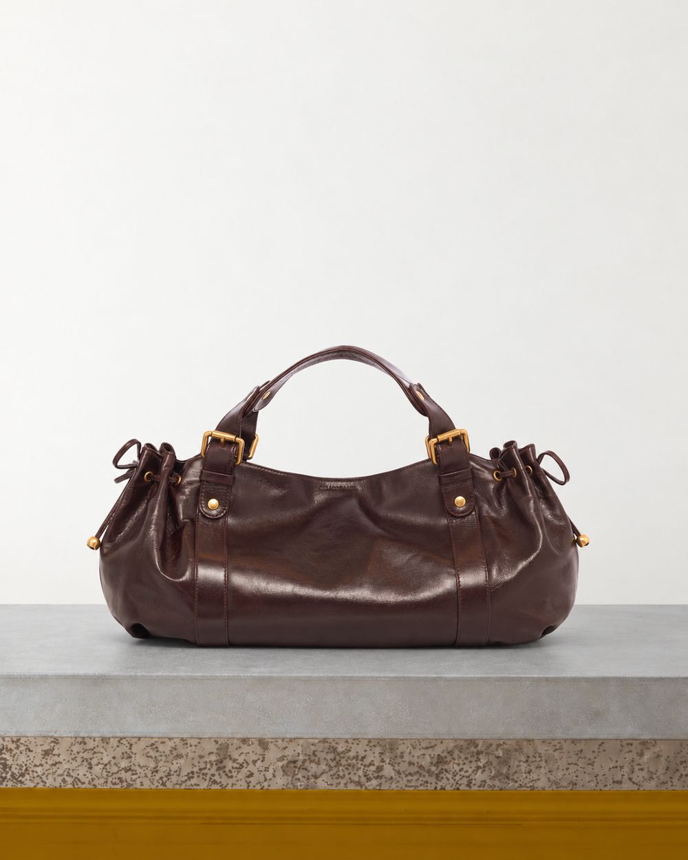Gerard Darel - Sac À Main En Cuir Effet Froissé 24H - Moka – Vue sur banc