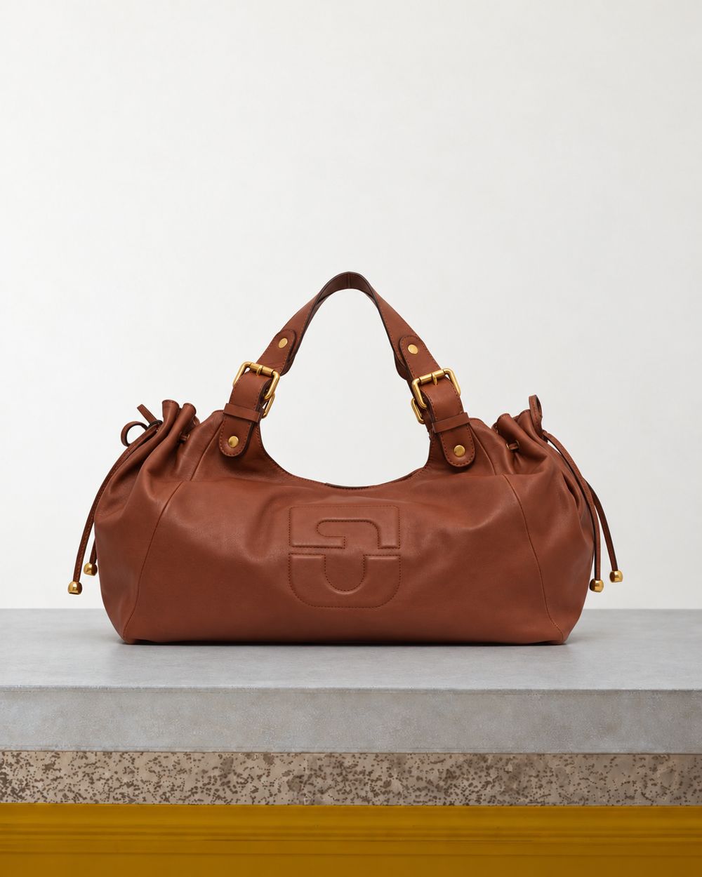 Gerard Darel - Sac À Main En Cuir Chiara - Marron – Vue sur banc