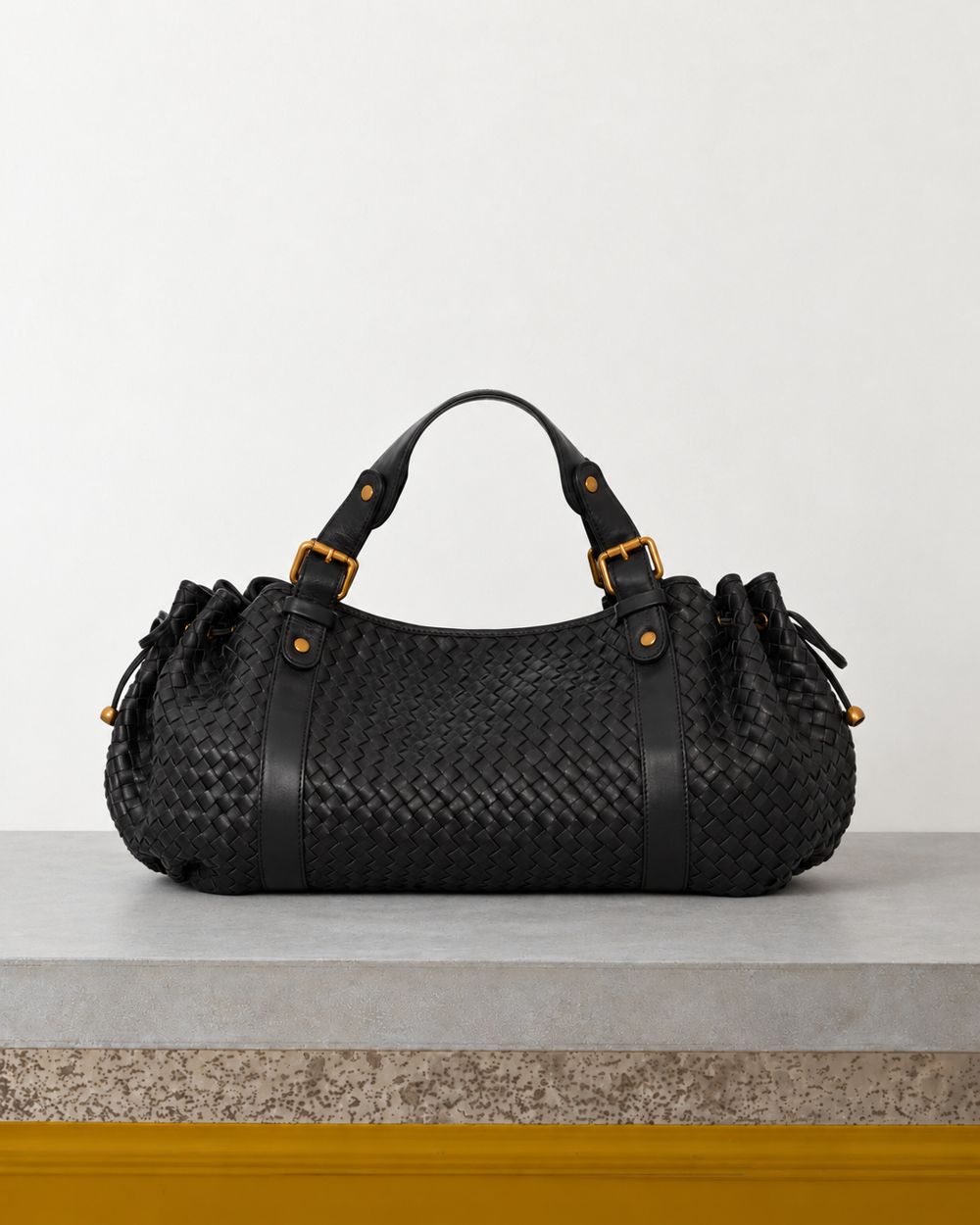 Gerard Darel - Sac À Main En Cuir Tressé 24H - Noir – Vue sur banc
