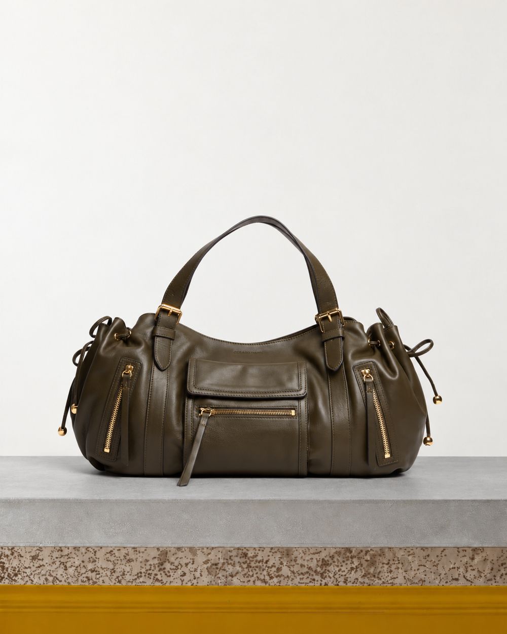 Gerard Darel - Sac À Main En Cuir Avec Poches Zippées St Germain - Kaki – Vue sur banc