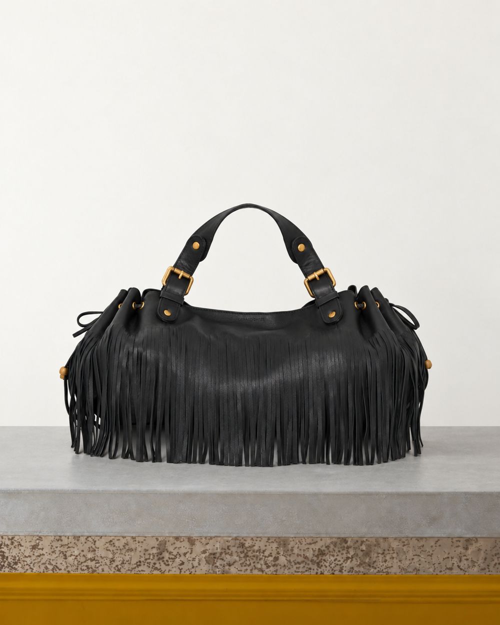 Gerard Darel - Sac À Main En Cuir 24H Franges - Noir – Vue sur banc