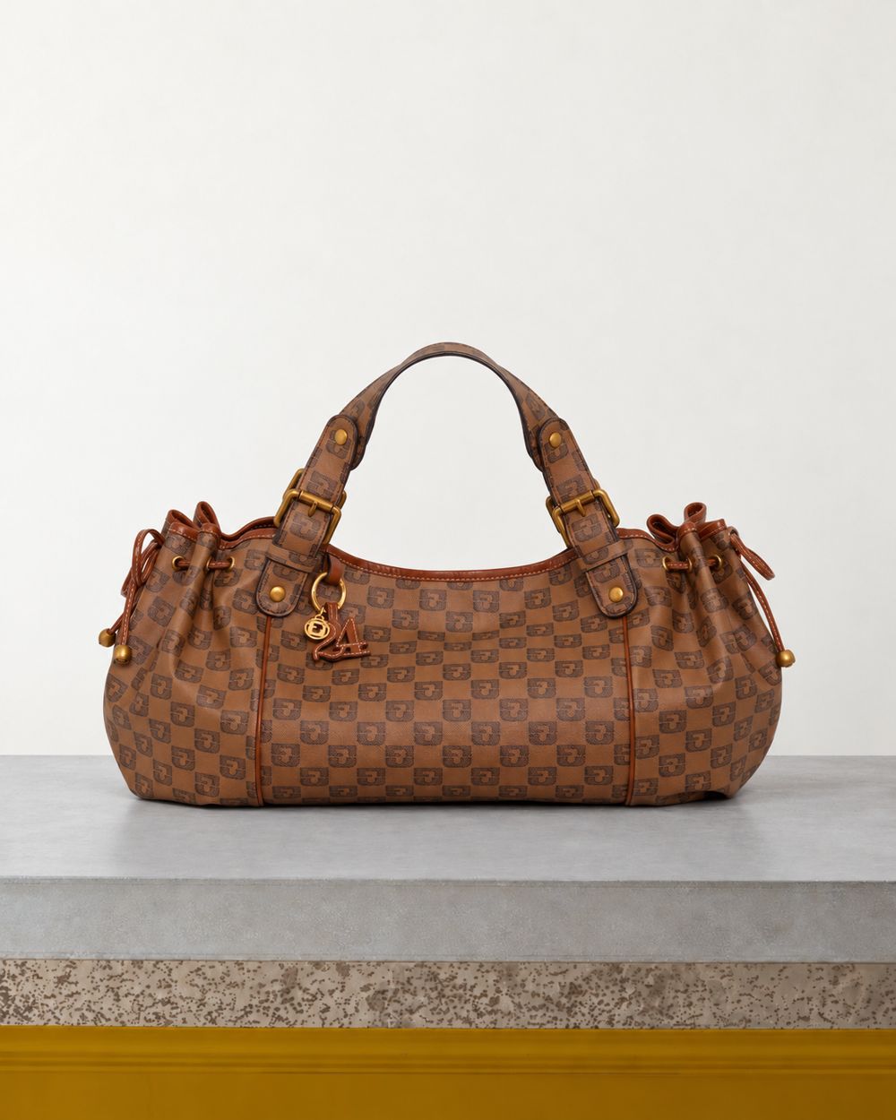 Gerard Darel - Sac À Main En Toile Enduite Monogrammée Et Cuir 24H - Camel – Vue sur banc