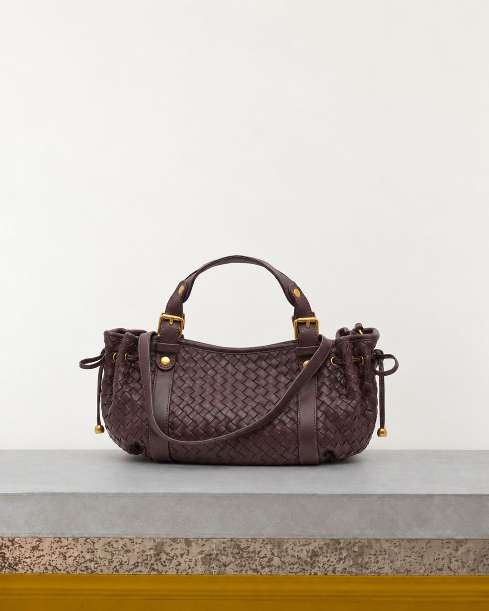 Gerard Darel - Mini Sac À Main En Cuir Tressé 12H - Bordeaux – Vue sur banc
