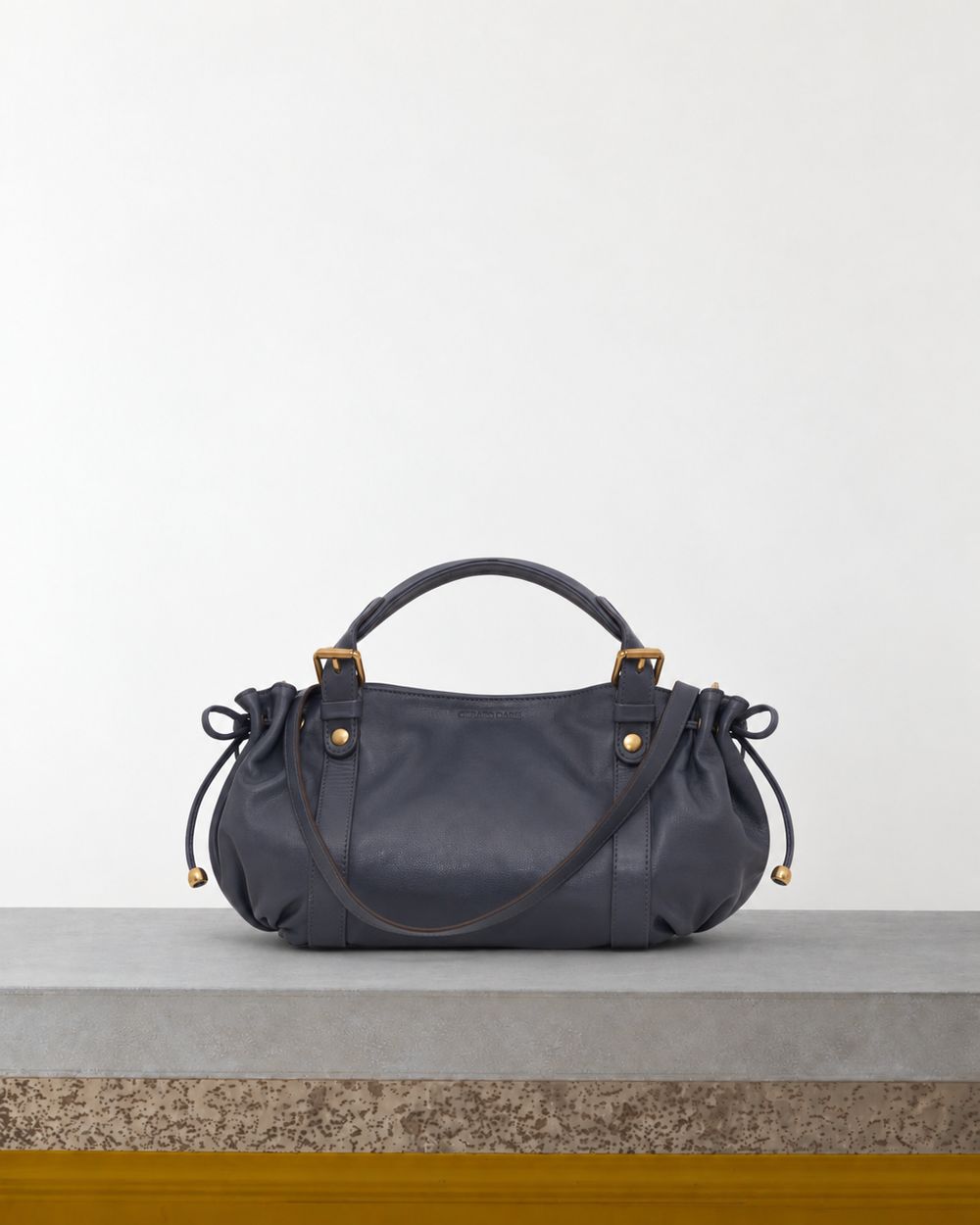 Gerard Darel - Mini Sac À Main En Cuir 12H - Ardoise – Vue sur banc