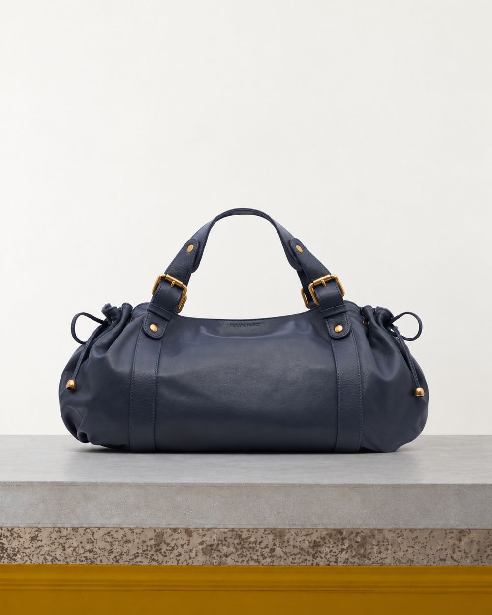 Gerard Darel - Sac À Main En Cuir 24H - Ardoise – Vue sur banc