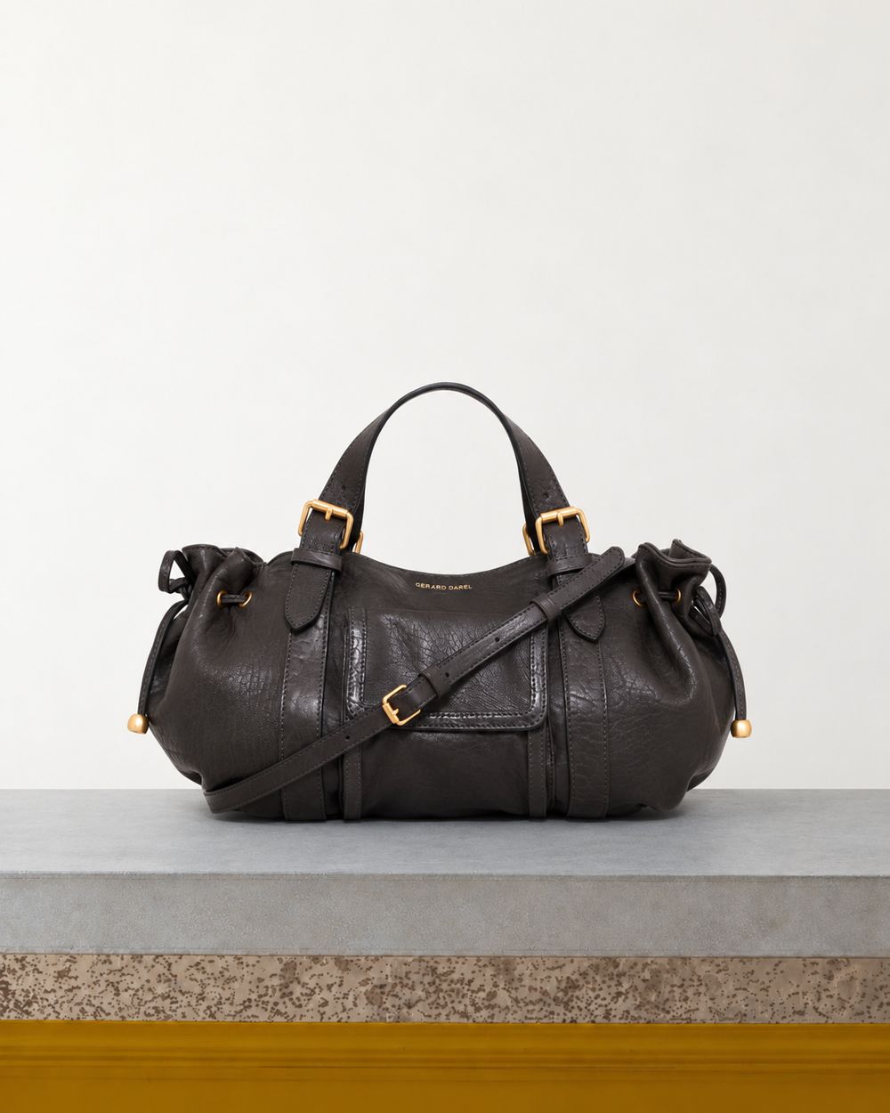 Gerard Darel - Sac À Main En Cuir Bubble 18H - Lave – Vue sur banc