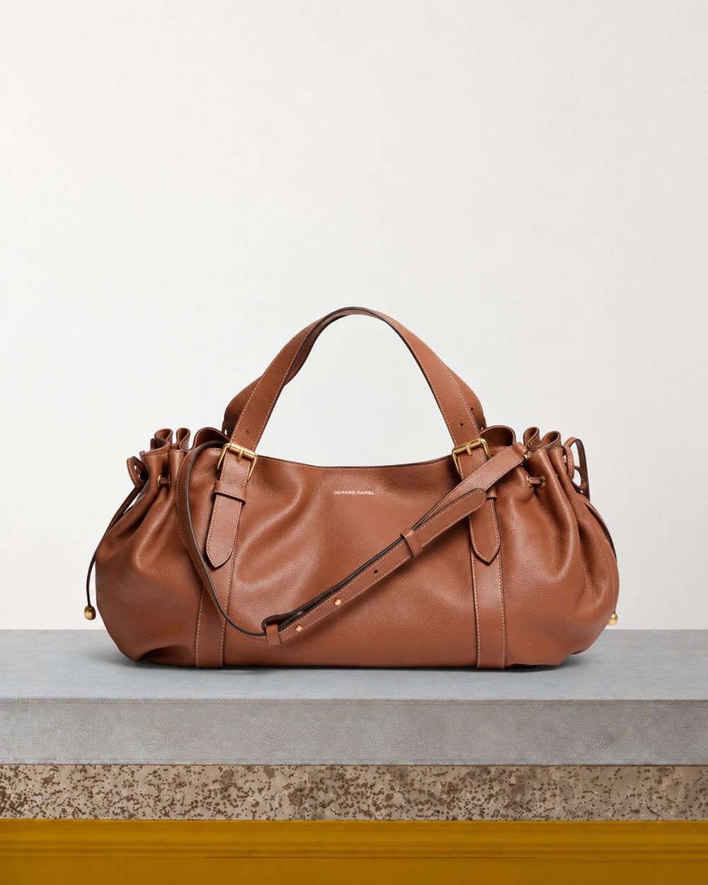 Gerard Darel - Sac À Main En Cuir Grainé Premium Le 24H - Tan – Vue sur banc