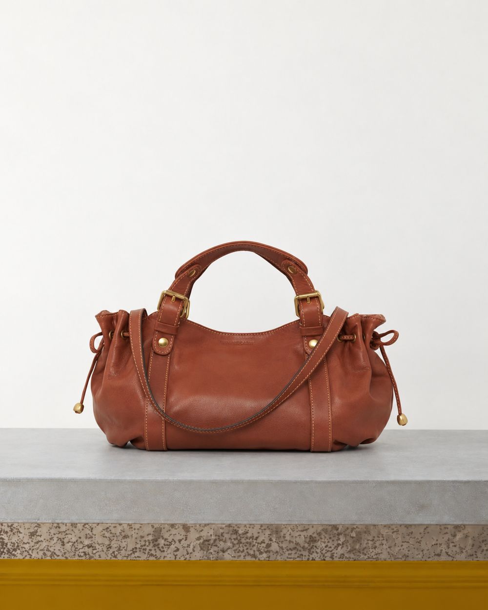 Gerard Darel - Mini Sac À Main En Cuir 12H - Tan – Vue sur banc